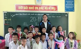 Người thầy 'giàu có' treo thưởng cho học trò là mì tôm, cá khô