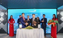 Đại diện CenInvest và tập đoàn Manhatton Hotel Group Singapore chính thức ký kết hợp tác