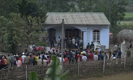 Xịt hơi cay khống chế kẻ giết bé gái 5 tuổi rồi cố thủ trong nhà