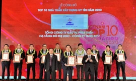 Ông Nguyễn Văn Luyến - Tổng Giám đốc UDIC nhận Giấy chứng nhận top 10 nhà thầu xây dựng uy tín từ Ban Tổ chức