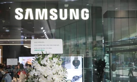 Lẵng hoa bắt mắt với thông điệp chúc mừng và hastag #NhờCóBạn được OPPO gửi tặng cho đối thủ xứng tầm 