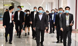 Đoàn kiểm tra công tác phòng chống dịch virus COVID-19 tại sân bay Nội Bài do ông Nguyễn Hoàng Anh - Ủy viên Trung ương Đảng, Chủ tịch Ủy ban Quản lý vốn nhà nước tại doanh nghiệp làm Trưởng đoàn (chính giữa ảnh).