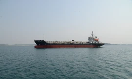Tàu chở hàng của Thành Lễ neo đậu chuẩn bị nhập xăng dầu tại vịnh Dung Quất