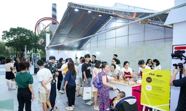 Trái banh tennis khổng lồ cao bằng tòa nhà 2 tầng tọa lạc tại Landmark 81