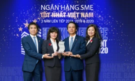 Đại diện BIDV nhận Giải thưởng ngân hàng SME tốt nhất năm 2020