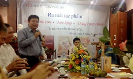 Thày giáo vật lý cũng xuất bản thơ