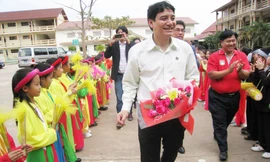 Báo Tiền Phong tặng quà báo Num Lao