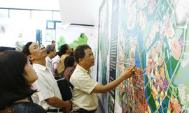 Người dân xem triển lãm quy hoạch Hà Nội mở rộng năm 2010 Ảnh: Hồng Vĩnh