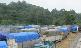 Tranh giành bốc xếp, tắc cửa khẩu