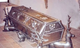 Đại gia Việt chi triệu đô mua quan tài, xây lăng mộ