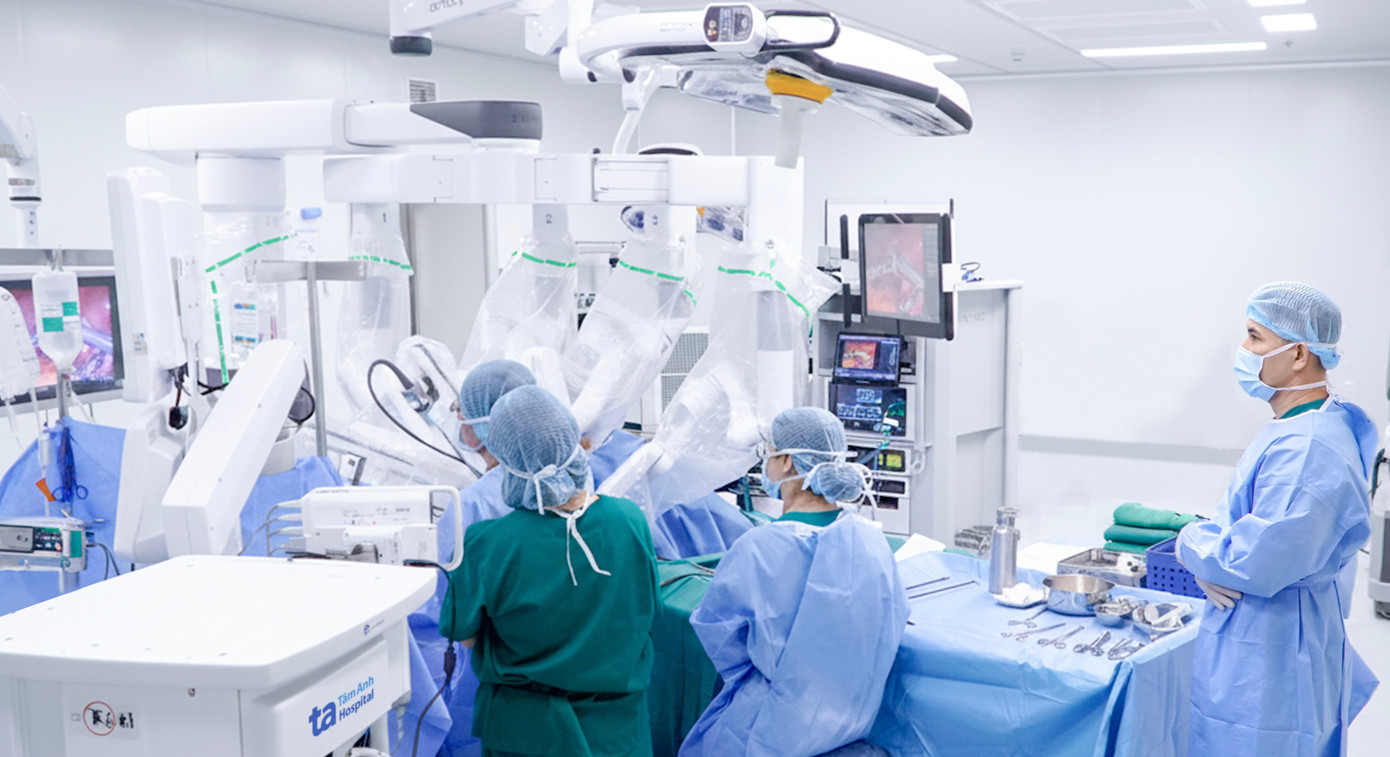 28-e-kip-bac-si-trung-tam-san-phu-khoa-benh-vien-da-khoa-tam-anh-tphcm-dung-robot-da-vinci-xi-de-cat-khoi-u-buong-trung.jpg