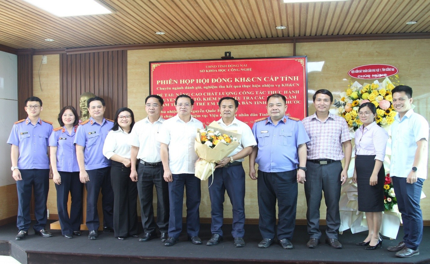 Ban Chủ nhiệm Đề tài chụp ảnh lưu niệm. Ban Chủ nhiệm Đề tài chụp ảnh lưu niệm.