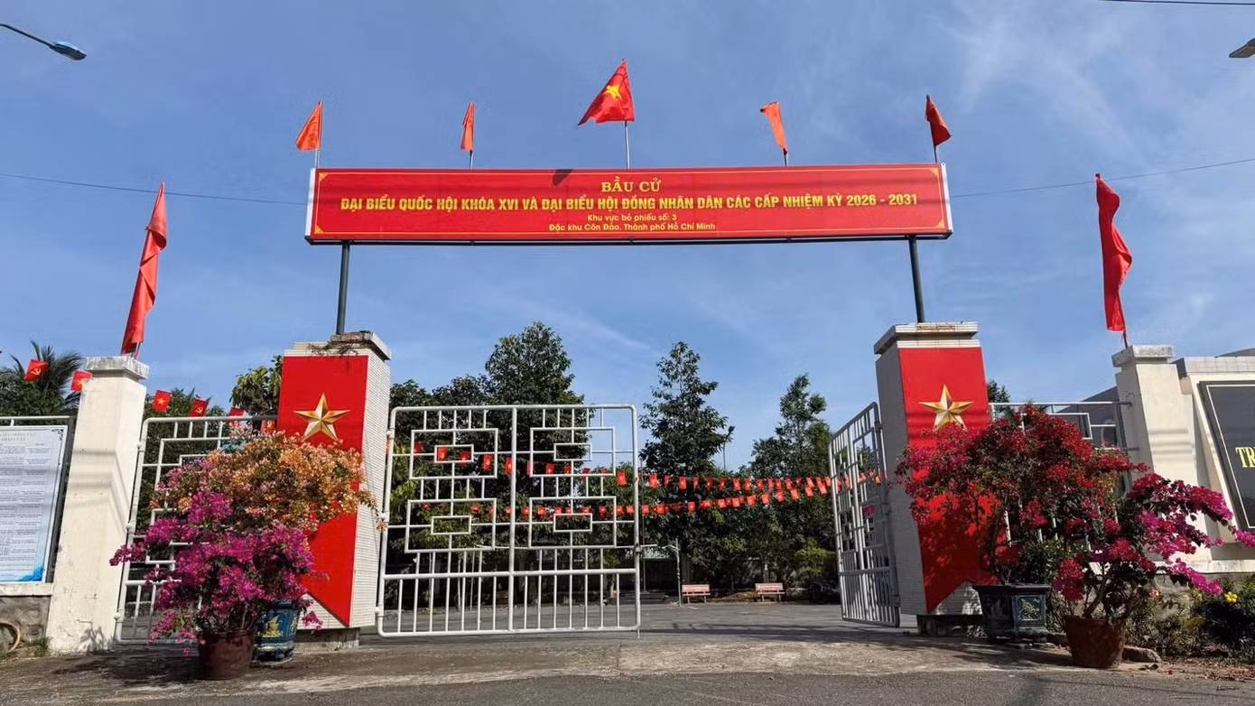 Đặc khu Côn Đảo rực rỡ cờ hoa sẵn sàng cho Ngày hội toàn dân đi bầu cử.