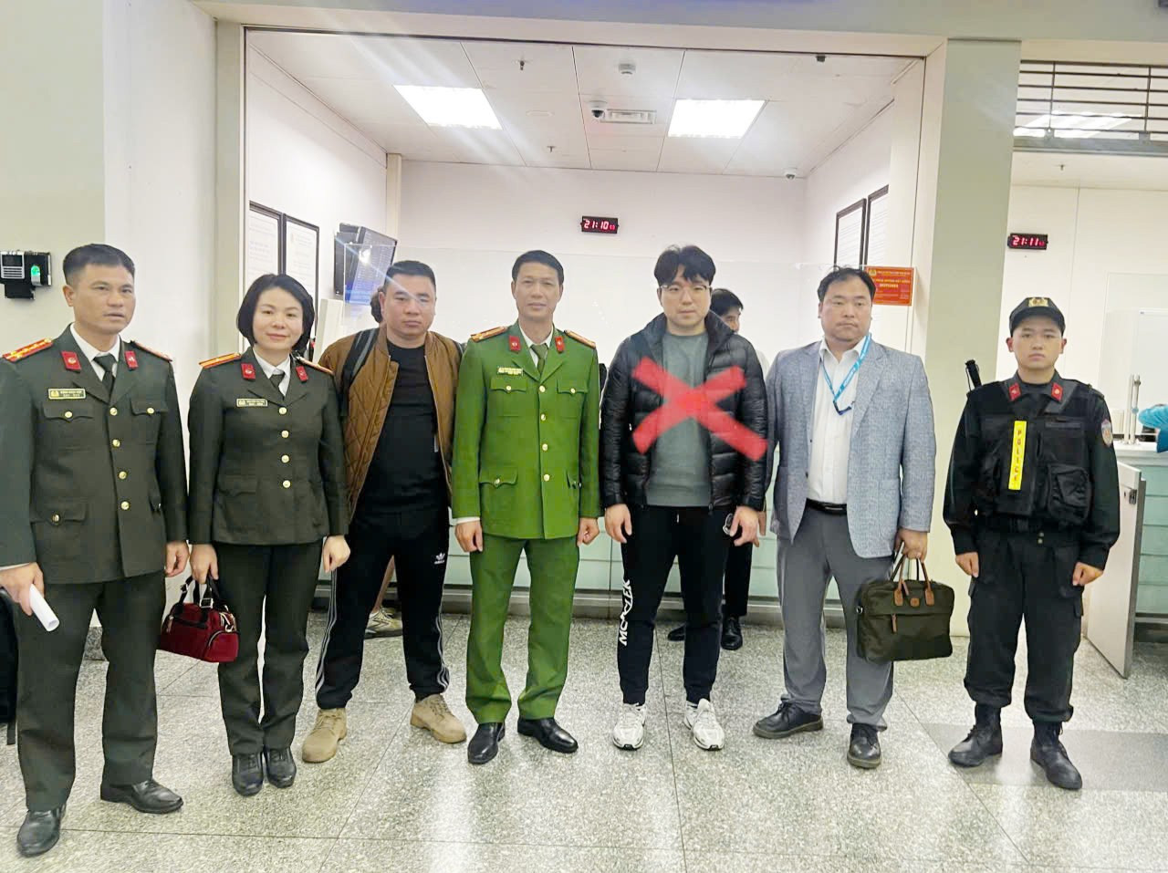 Công an tỉnh Bắc Ninh bàn giao đối tượng truy nã đỏ của Interpol. z7296405151553-16d1b567837382d7672fe5a6648f8125.jpg