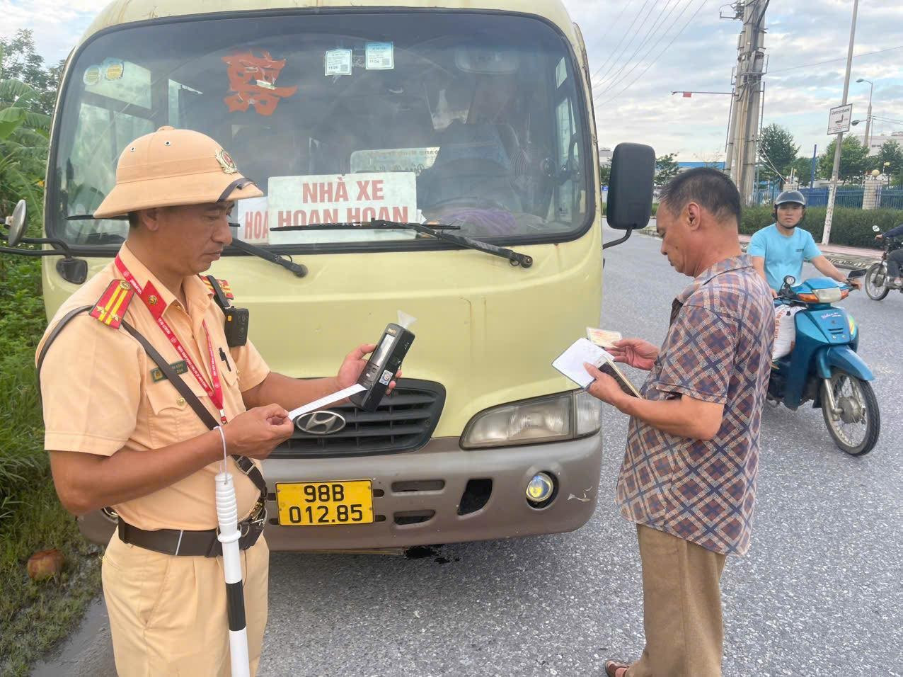 Cảnh sát giao thông tỉnh Bắc Ninh kiểm tra phương tiện tham gia giao thông. 542753184-122146086350804369-3166617128054201544-n.jpg