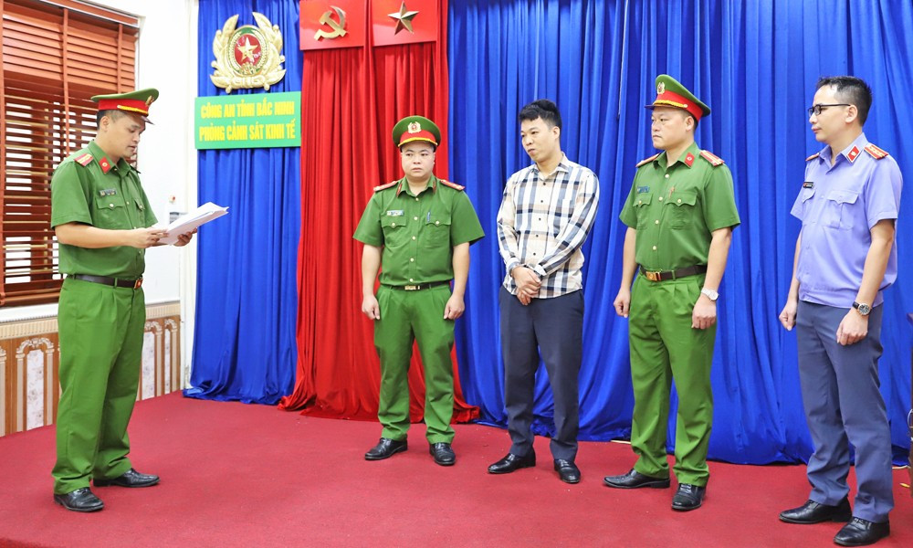 Cơ quan công an tống đạt quyết định khởi tố vụ án hình sự, khởi tố bị can, lệnh bắt bị can để tạm giam. vu-an.jpg