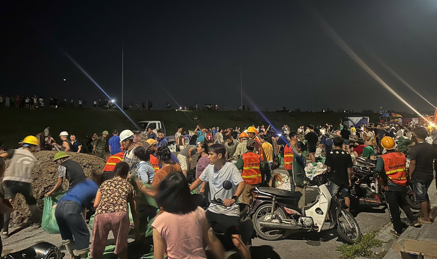 Nước sông Cầu dâng cao, các lực lượng căng mình đắp đê Tam Giang trong đêm- Ảnh 5.