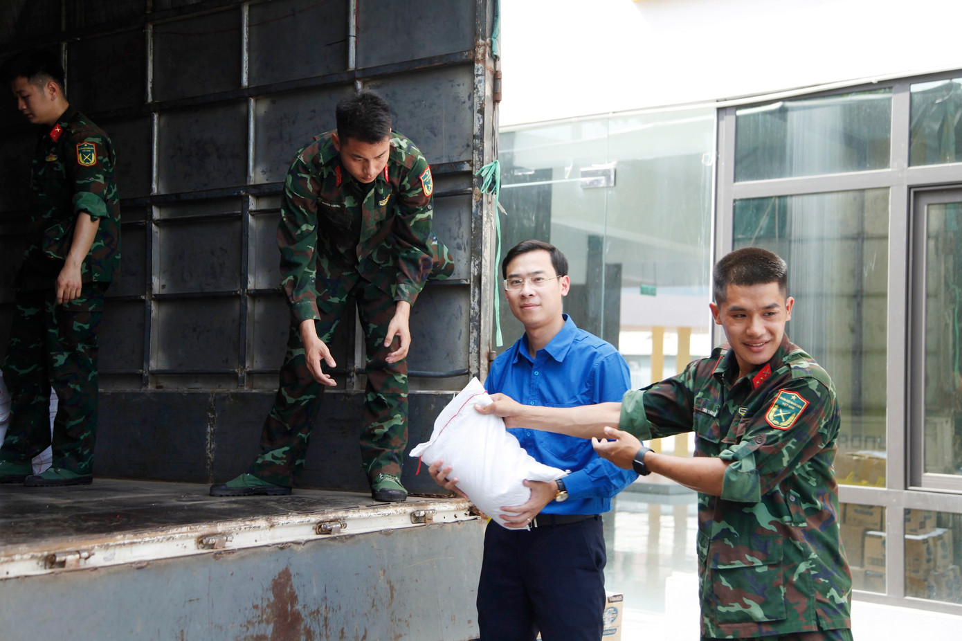 Phó Bí thư Tỉnh Đoàn Bắc Ninh Hà Thái Sơn và đoàn viên tiếp nhận quà tặng từ doanh nghiệp. Ảnh: Nguyễn Thắng 2.jpg