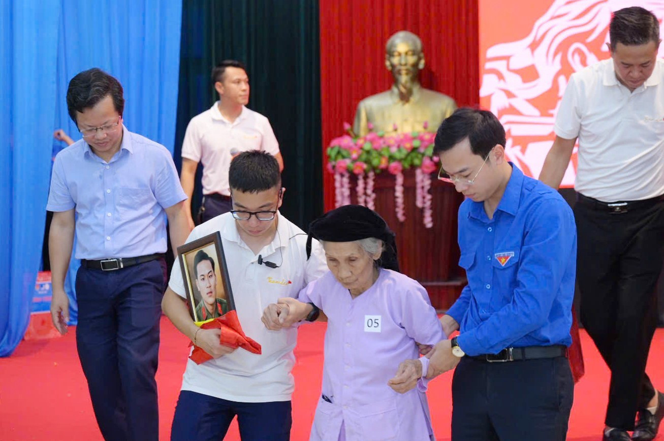 Tỉnh Đoàn Bắc Ninh trao ảnh phục dựng chân dung các anh hùng liệt sĩ tặng gia đình thân nhân liệt sĩ. z6939850042740-048c4a65359115e0a938ff63346bf155-8670.jpg