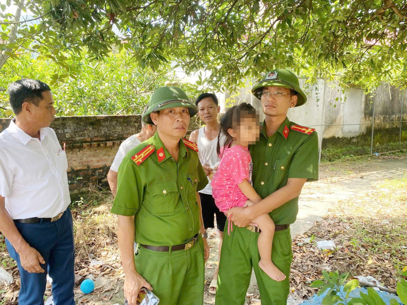 Công an giải cứu cháu H. giai-cuu.jpg