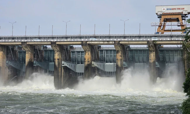 Mực nước hồ chứa gần chạm ngưỡng an toàn, thủy điện Trị An liên tục xả lũ