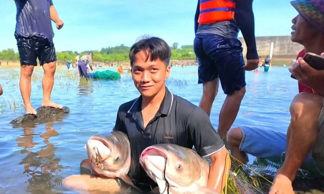 Người dân đổ xô vào Thuỷ điện Trị An bắt cá khủng