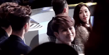 Có ai như các chàng trai này không, đứng cạnh idol nữ mà nhìn căng thẳng hết sức! ảnh 5 Có ai như các chàng trai này không, đứng cạnh idol nữ mà nhìn căng thẳng hết sức! ảnh 5