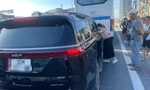 Hà Nội: Tài xế ô tô con rút chìa khóa xe khách giữa đường, hàng chục hành khách mắc kẹt 