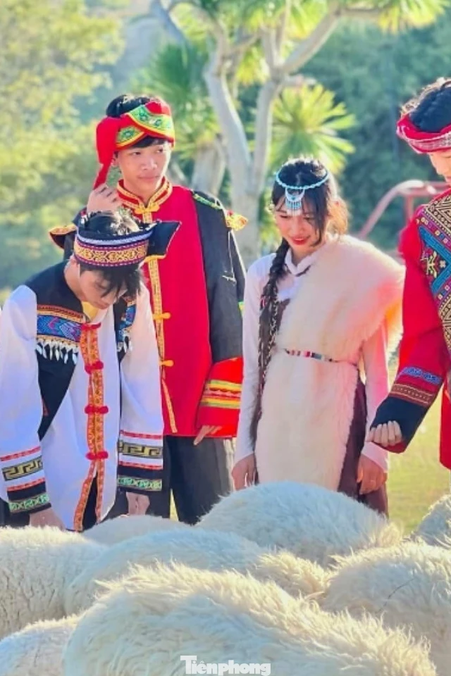 Du khách thích thú hóa thân thành người du mục như trong phim 