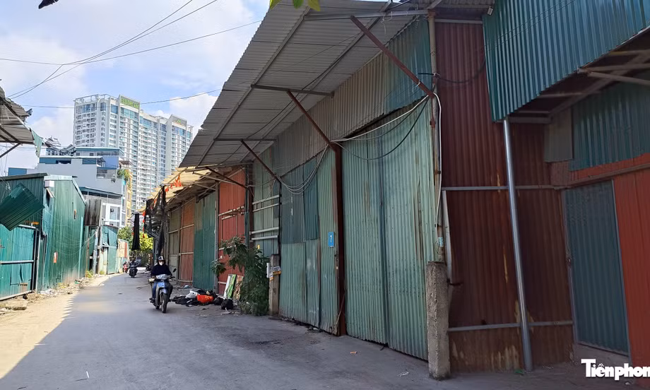 Dãy kho xưởng quanh hiện trường vụ cháy ở Hà Nội bị cắt điện, ngừng hoạt động