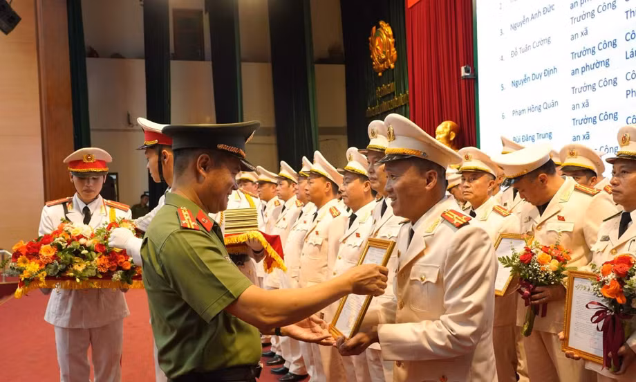 146 cán bộ Công an Hà Nội được thăng cấp bậc hàm thượng tá 