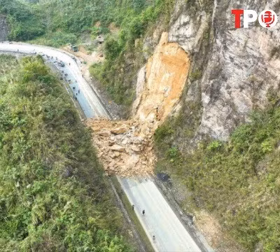 NÓNG 15/12: Vì sao hàng nghìn mét khối đất đổ xuống đường giữa thời tiết đẹp ở Quốc lộ 6?