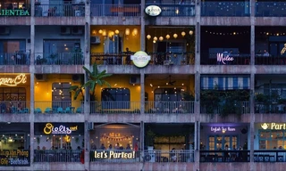 Khách Tây đến chung cư cũ ở TPHCM, đi thang máy phải mất phí 3.000 đồng/lần