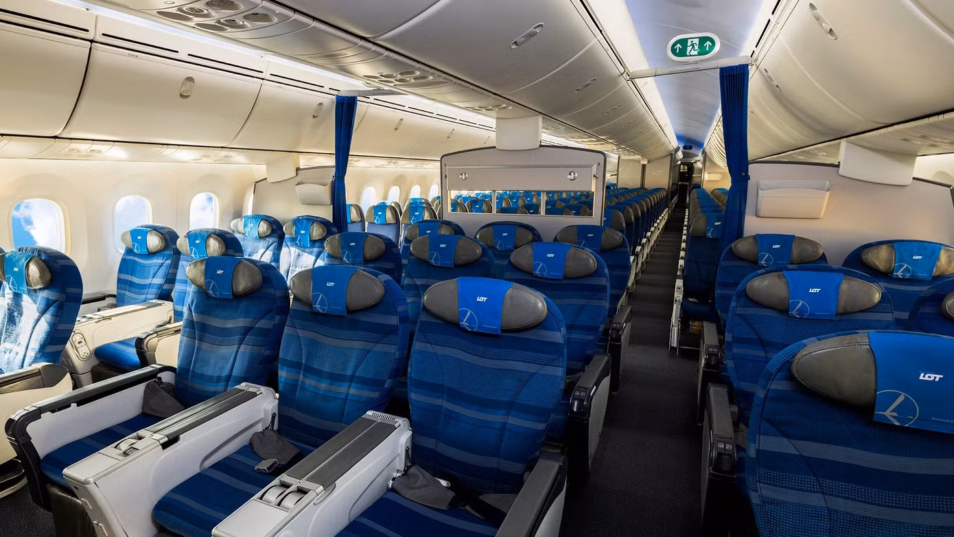 dreamliner-premium-class-without-passengers-empty-seats.jpg