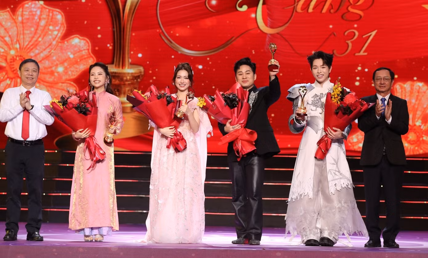uong-ong-duong-anh-duc-uy-vien-ban-thuong-vu-thanh-uy-truong-ban-tuyen-giao-va-dan-van-thanh-uy-trao-giai-cho-mv-cua-nam-bac-bling-ca-si-cua-17696980900591013932461.jpg