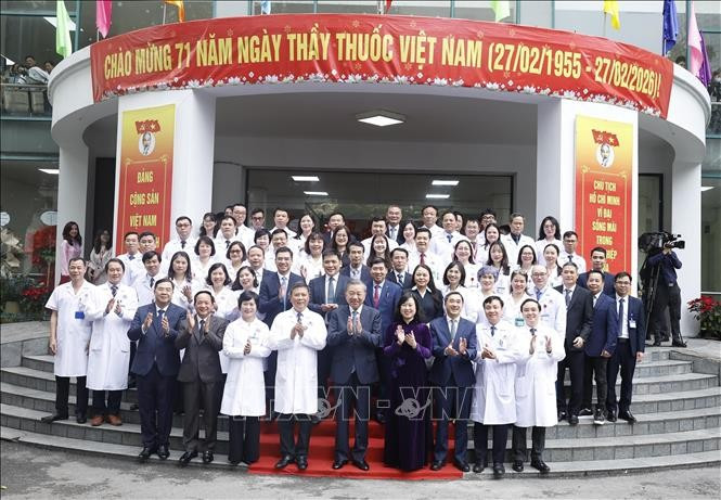 Tổng Bí thư Tô Lâm với cán bộ, bác sĩ, nhân viên y tế Bệnh viện Hữu nghị. Ảnh: Thống Nhất/TTXVN