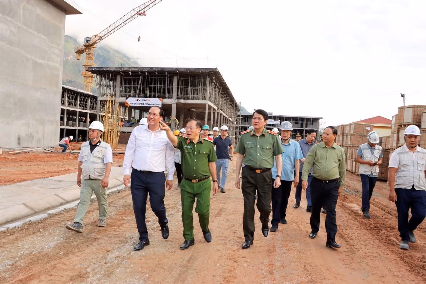 Thượng tướng Nguyễn Văn Long - Ủy viên Ban Chấp hành Trung ương Đảng, Thứ trưởng Bộ Công an cùng đoàn công tác trực tiếp có mặt tại dự án trường học xã Pa Tần do AMACCAO – VINADIC thi công.