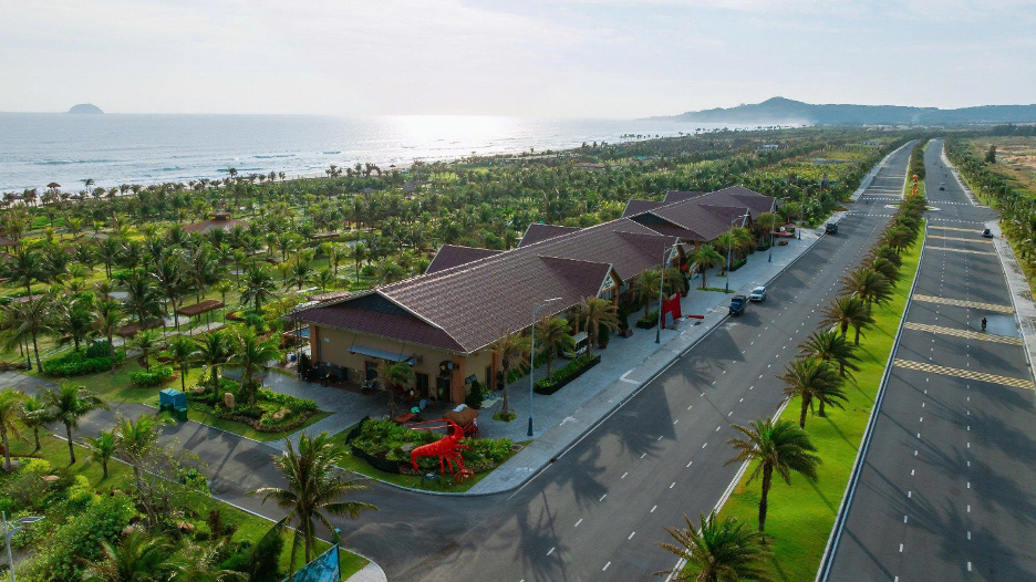 Cung đường chạy ven Bãi Dài xanh mát, mang đến trải nghiệm sải bước giữa thiên nhiên biển.