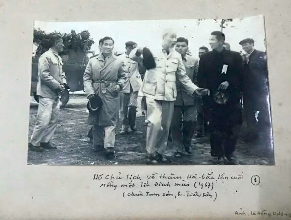 bac-ho-ve-tham-bac-ninh-nam-1967.jpg