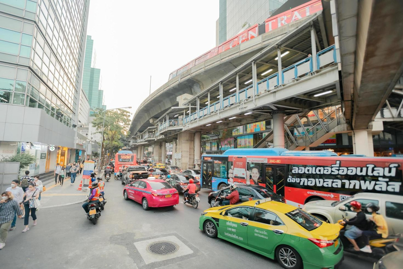 9-november-2022-bangkok-thailand-traffic-conditions-and-a-large-number-of-cars-on-the-road-free-photo.jpg