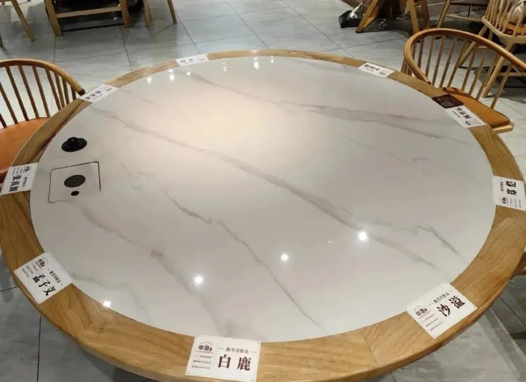 Sau phản ánh từ thực khách, thức ăn đã được dọn đi. Ảnh: Chinapress.