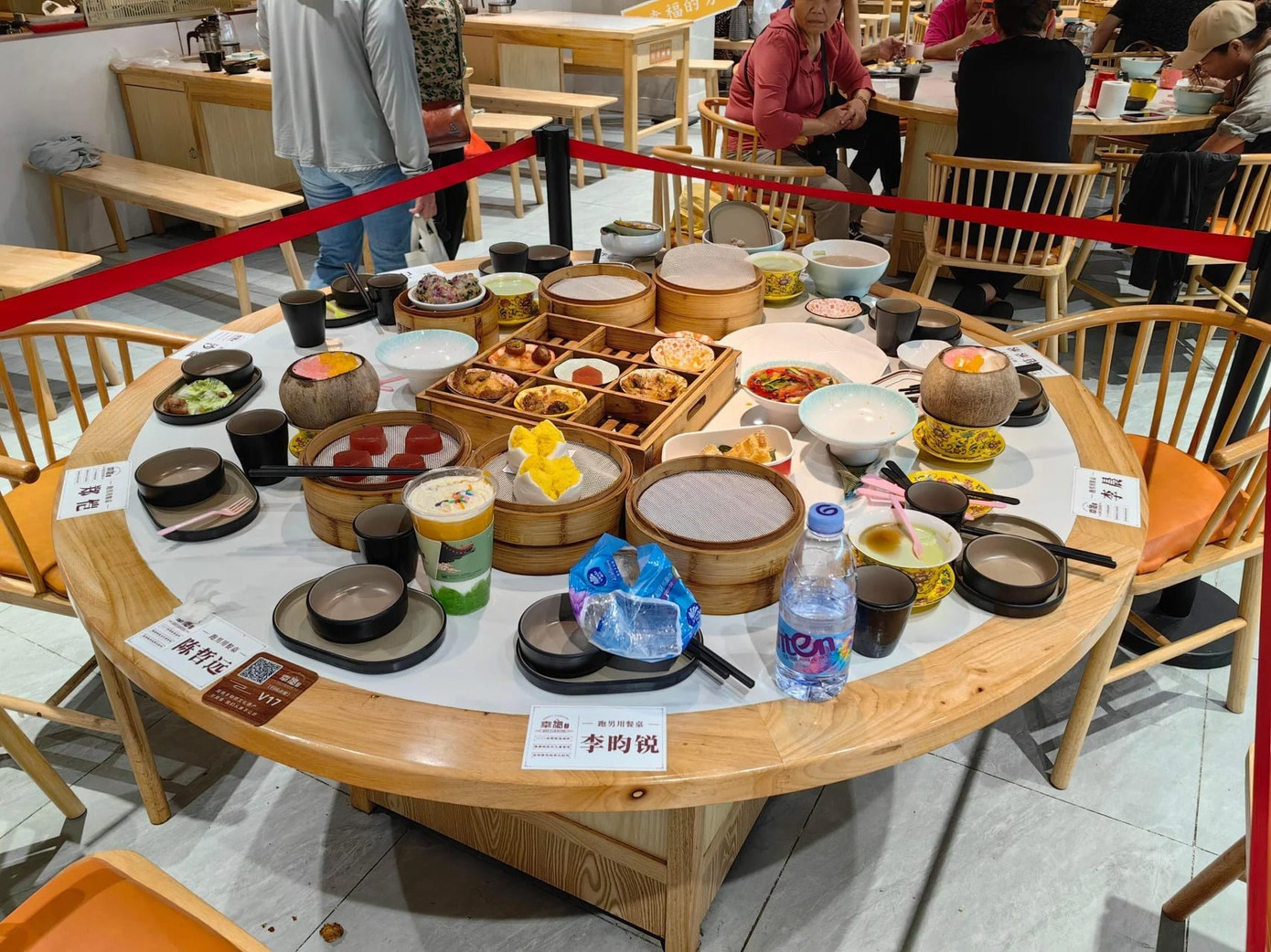 Bàn ăn của người nổi tiếng được giữ nguyên trạng. Ảnh: Chinapress.