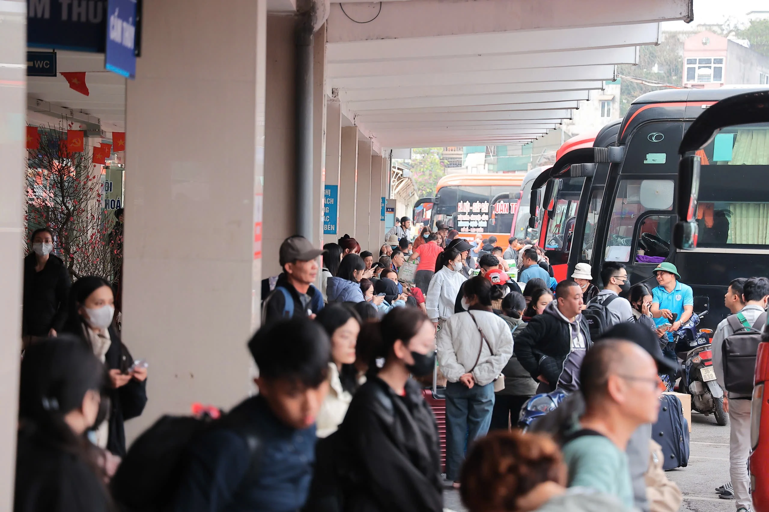 Hà Nội: Các bến xe nhộn nhịp trước Tết Bính Ngọ 2026, lượng khách tăng 400%
