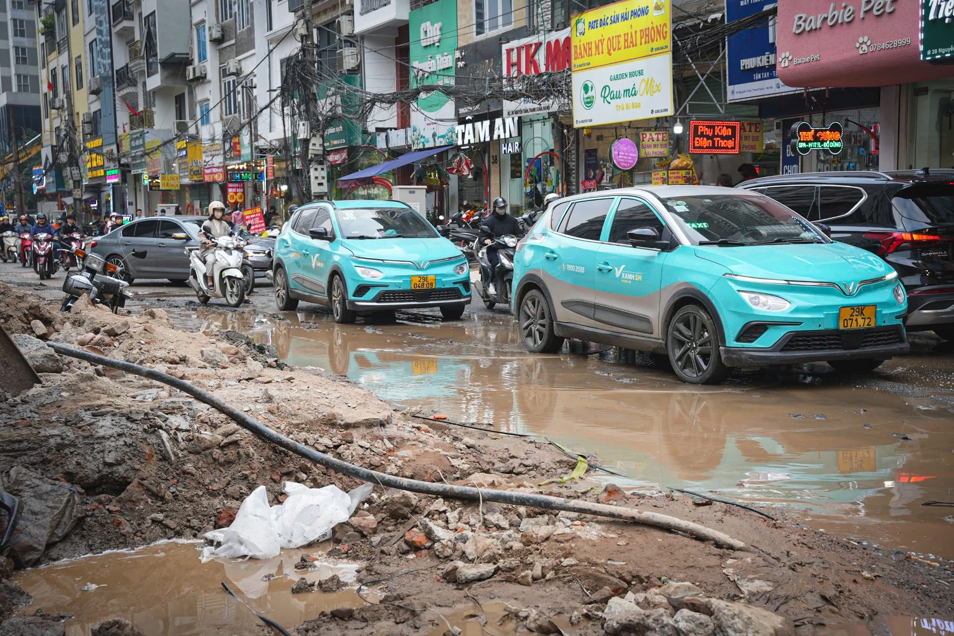 Dự án mở rộng đường Nguyễn Tuân gây phiền toái: Bùn đất ngổn ngang, kinh doanh đình trệ