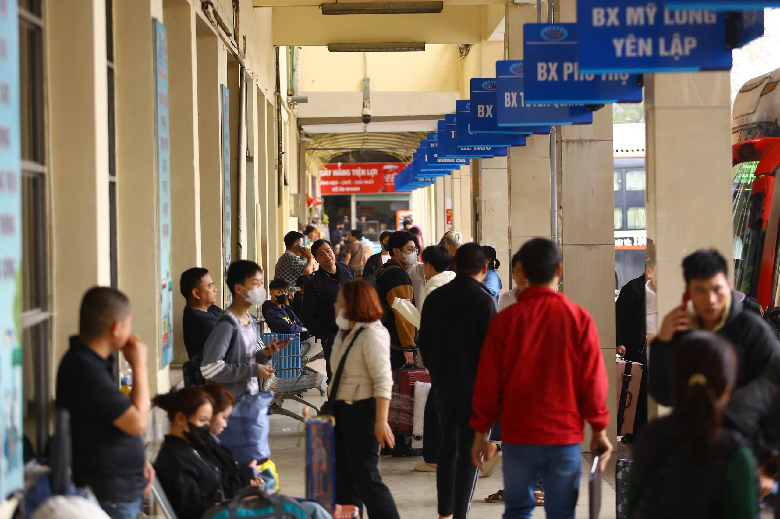 Hà Nội nhộn nhịp trước Tết: Dòng người đổ về quê sớm, giao thông ùn ứ tại các cửa ngõ