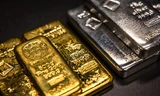 Giá bạc lập đỉnh lịch sử, vàng 'ăn theo' 