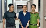 Đối tượng giết người bị công an bắt giữ.