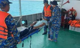 Ngư dân gặp nạn được lực lượng Hải quân sơ cứu kịp thời.