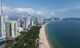 Nha Trang có bãi biển dài và đẹp.