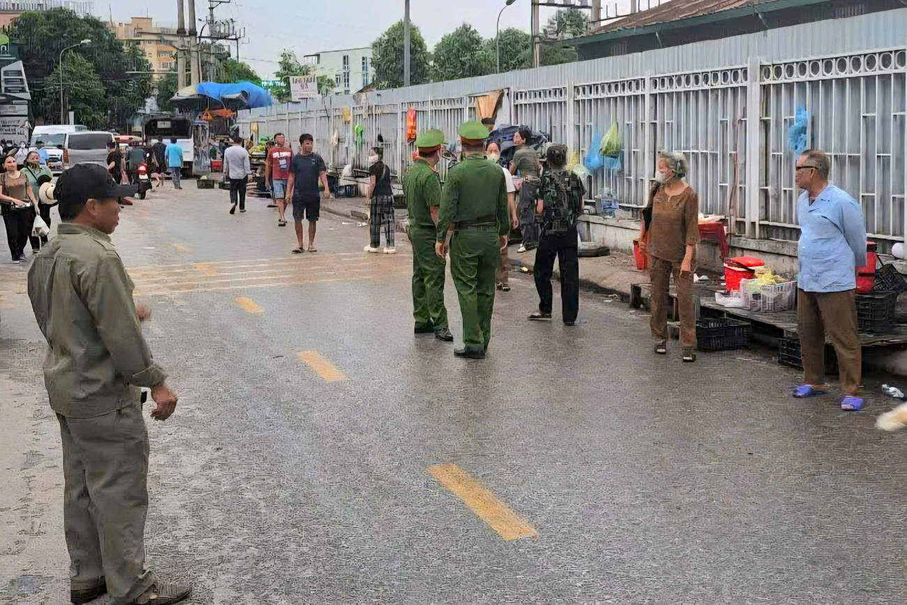 Đội Cảnh sát trật tự thuộc Phòng Cảnh sát Quản lý hành chính về trật tự xã hội, Công an tỉnh Nghệ An xử lý tình trạng lấn chiếm vỉa hè buôn bán ở đường Hồ Tông Thốc 2.jpg